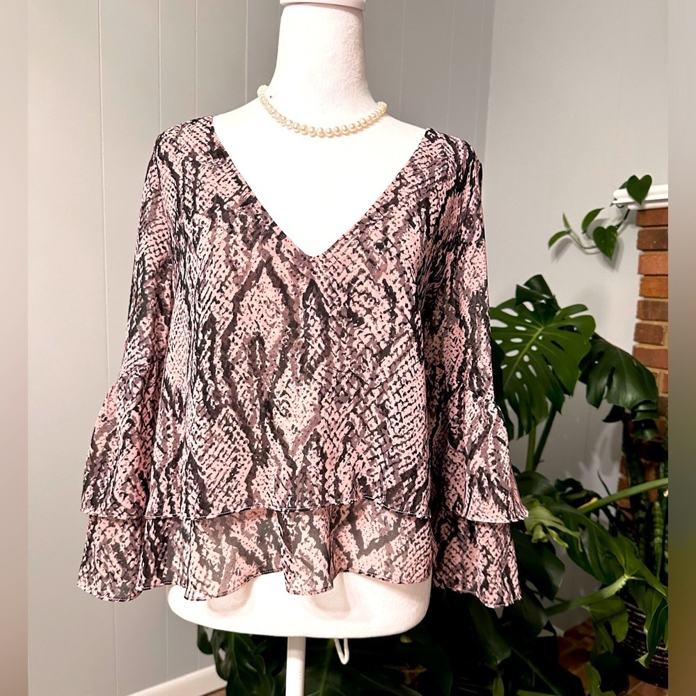 🛍️BB Dakota V-Neck ruffle Top with 3/4 sleeve cute top